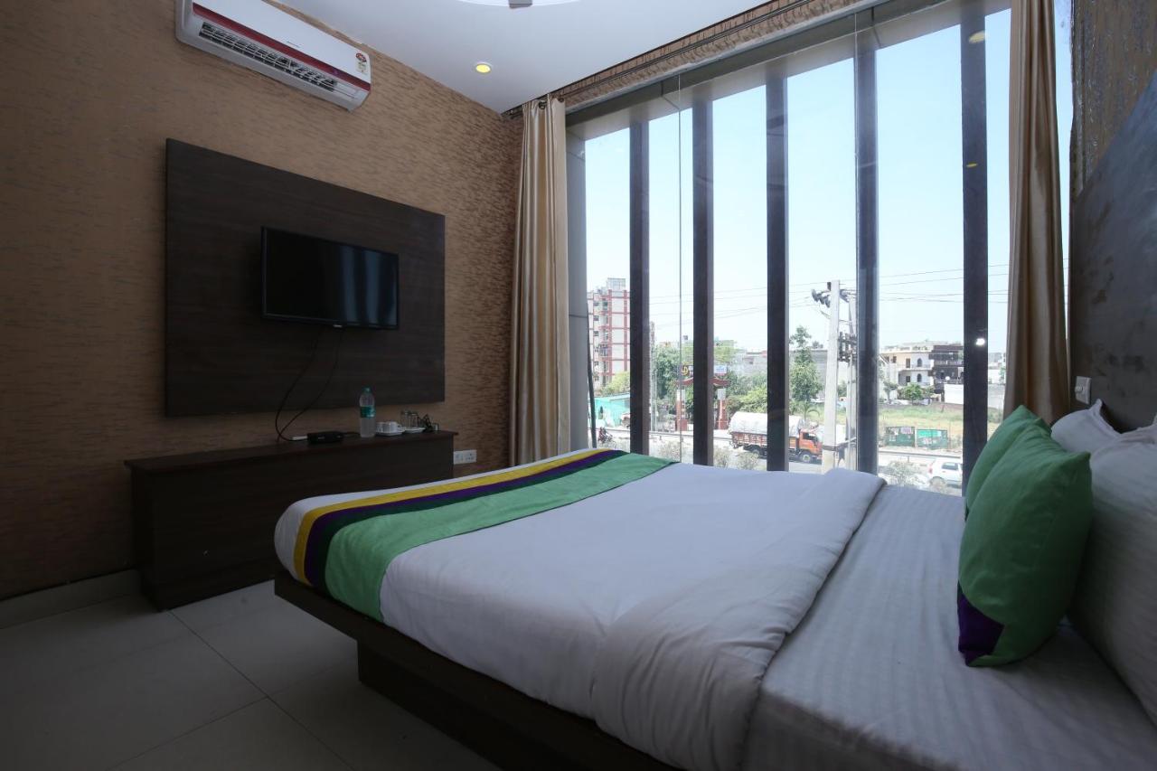Hotel Pearl Grand & Banquet Zirakpur Exterior photo
